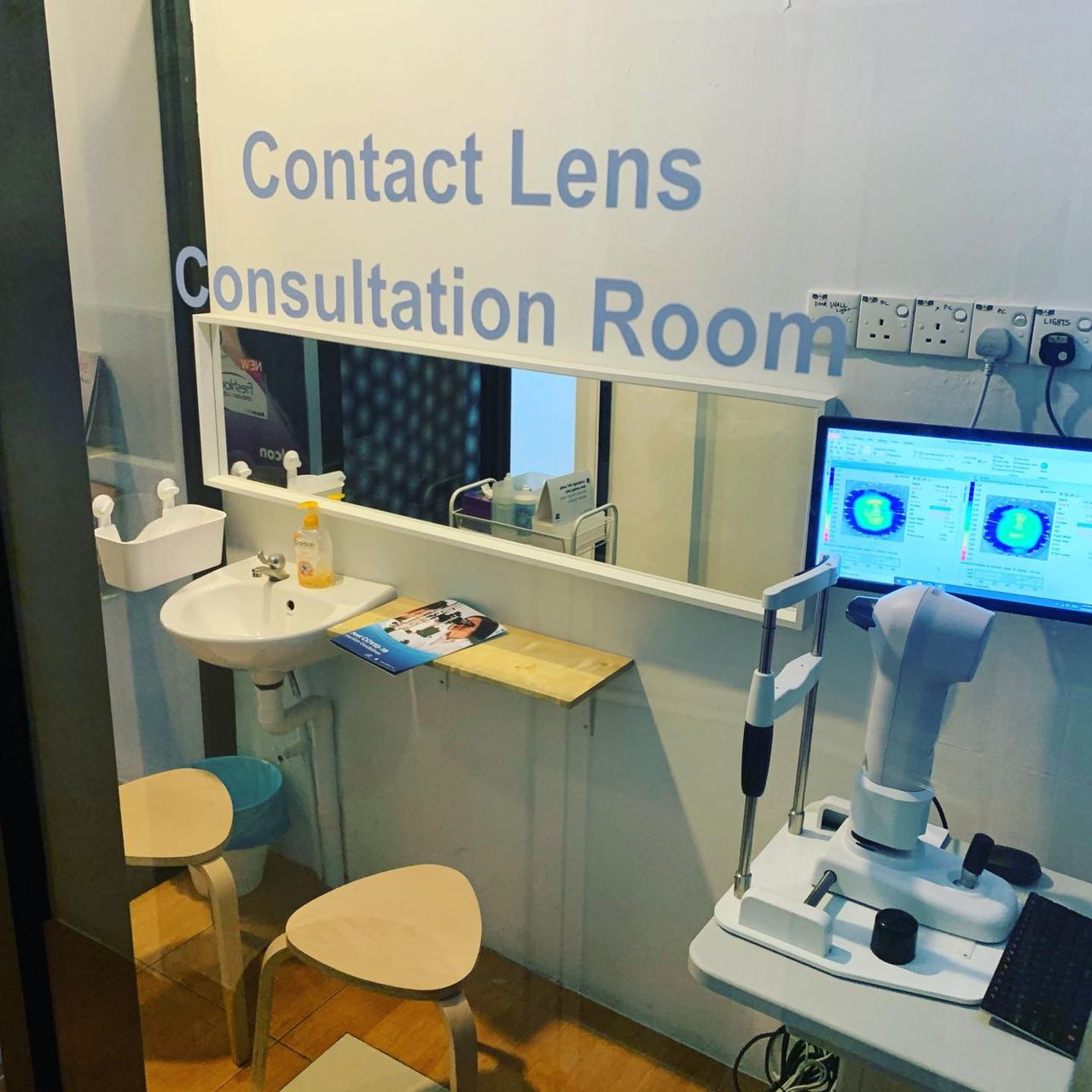 contact-lens-consultation-room